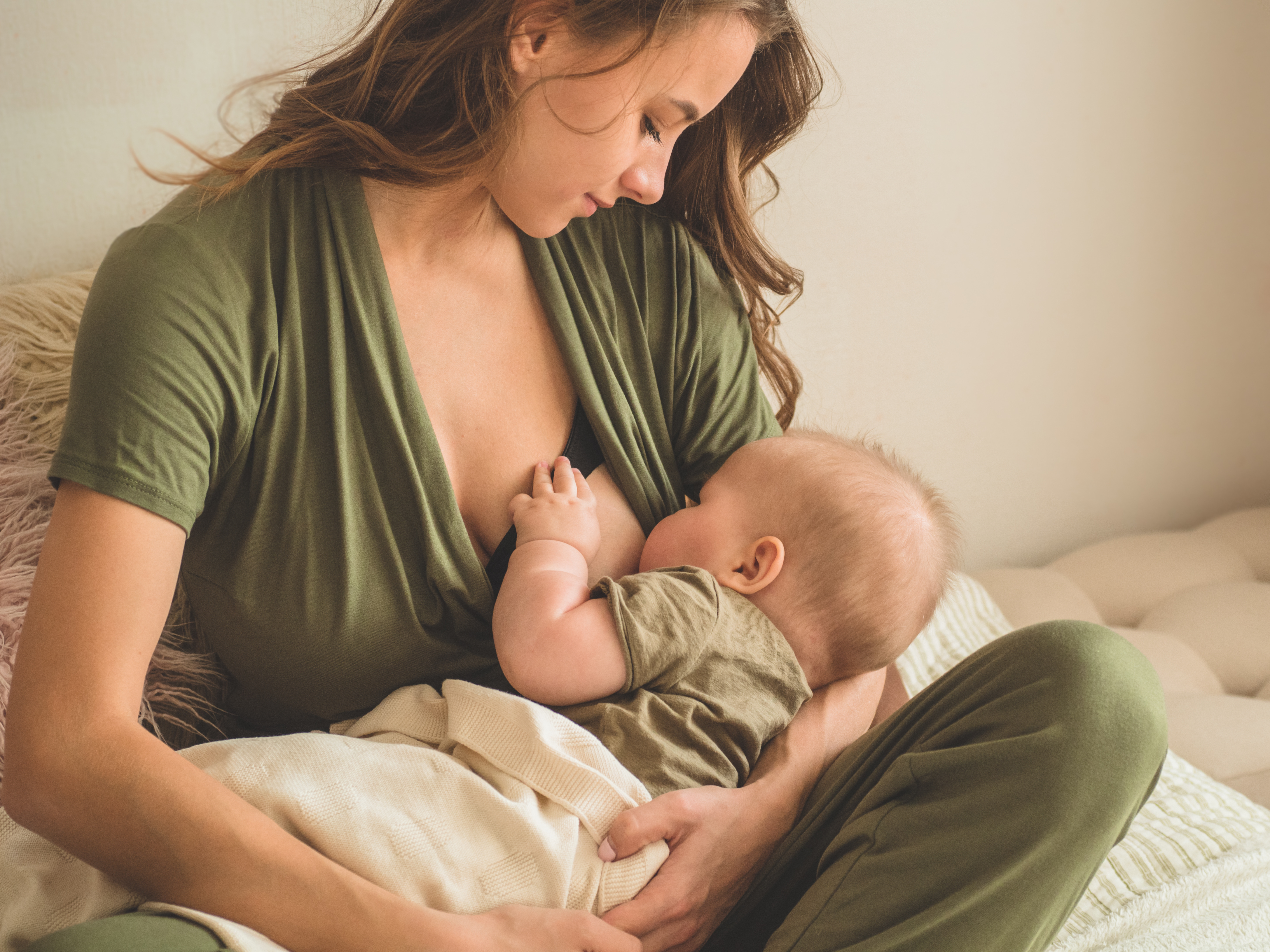 Imagem de uma mãe amamentando seu bebê ilustrando a importância do aleitamento materno