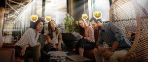 Grupo pessoas rindo e conversando em um ambiente de trabalho que valoriza o cuidado com a saúde mental