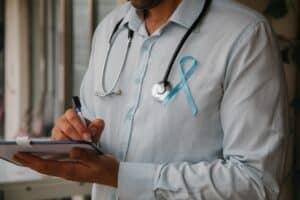 médico com laço azul para prevenção do cancer de próstata