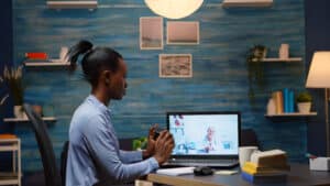 mulher tendo consulta pela tecnologia da telemedicina