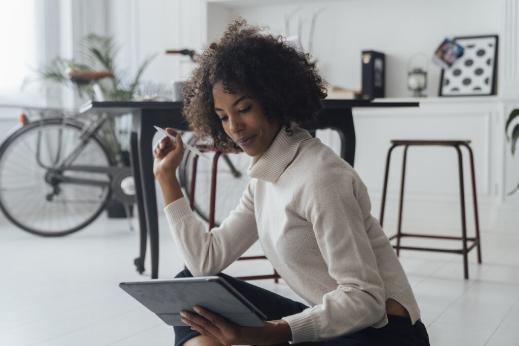 mulher trabalhando de home office