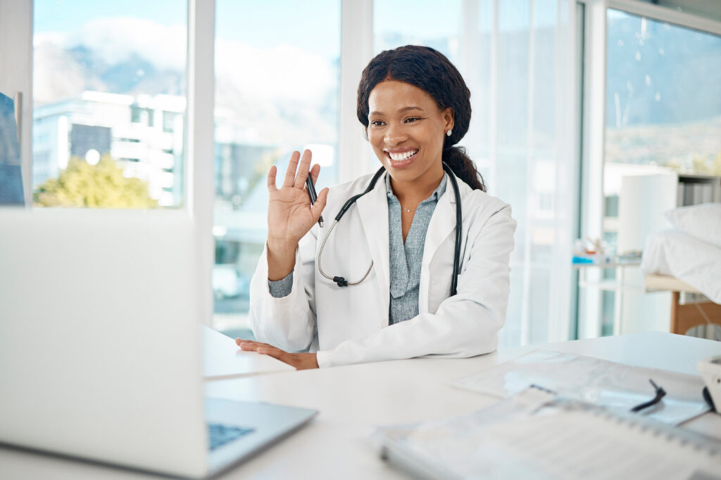 Médica atendendo por teleconsulta e saúde de verdade